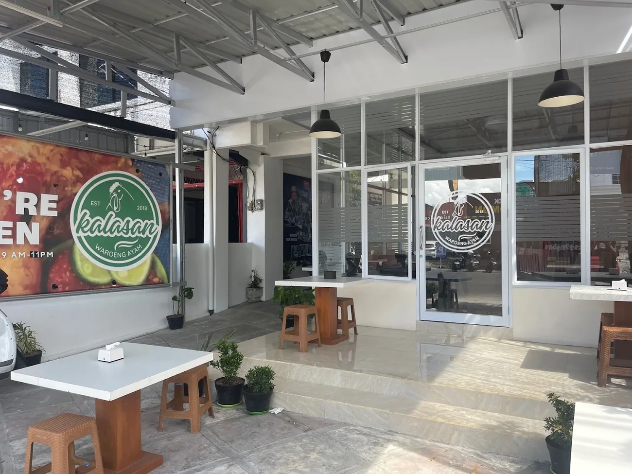 Area teras restoran dengan meja dan kursi