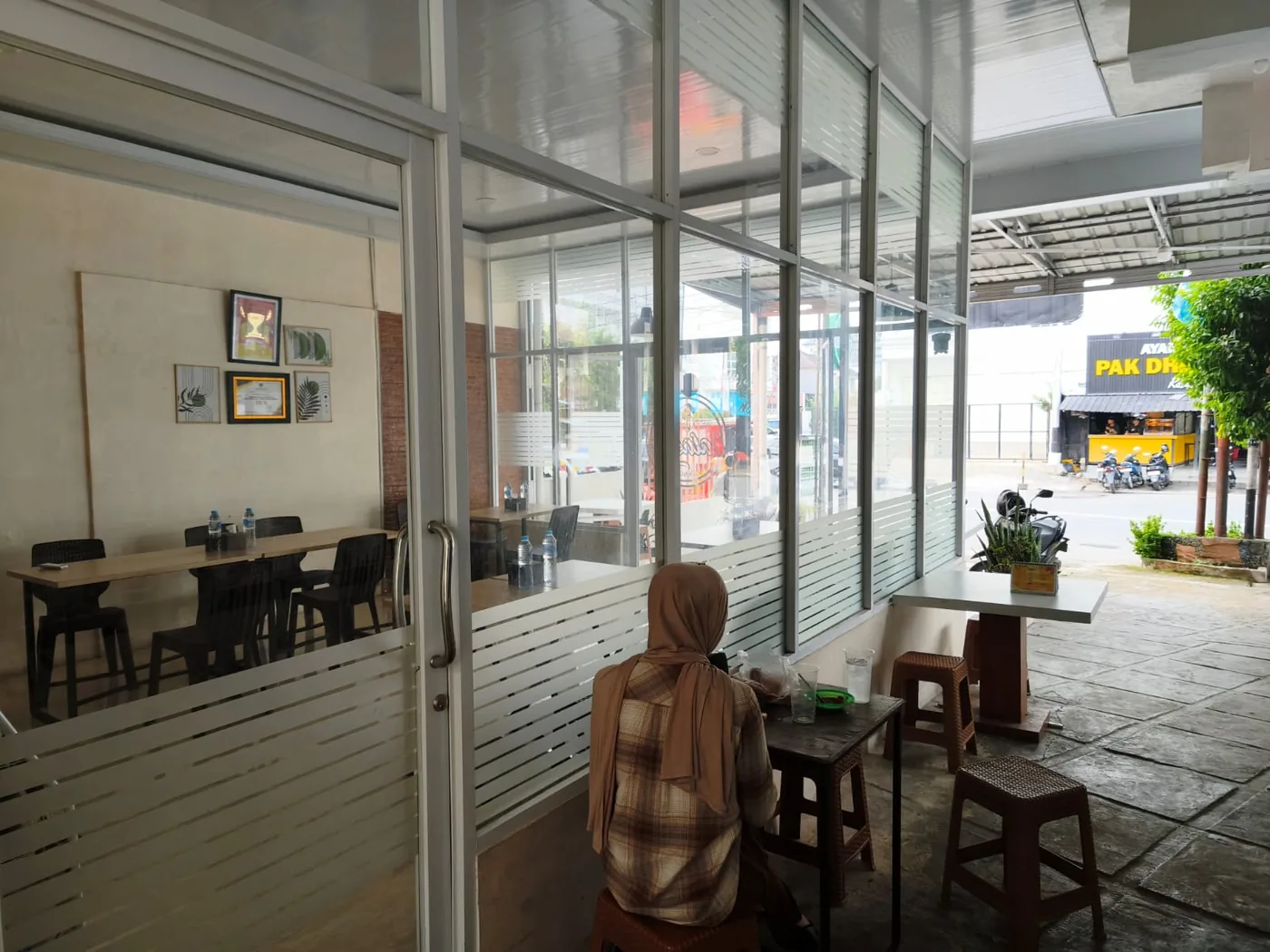 Interior Kalasan dengan jendela kaca dan meja makan